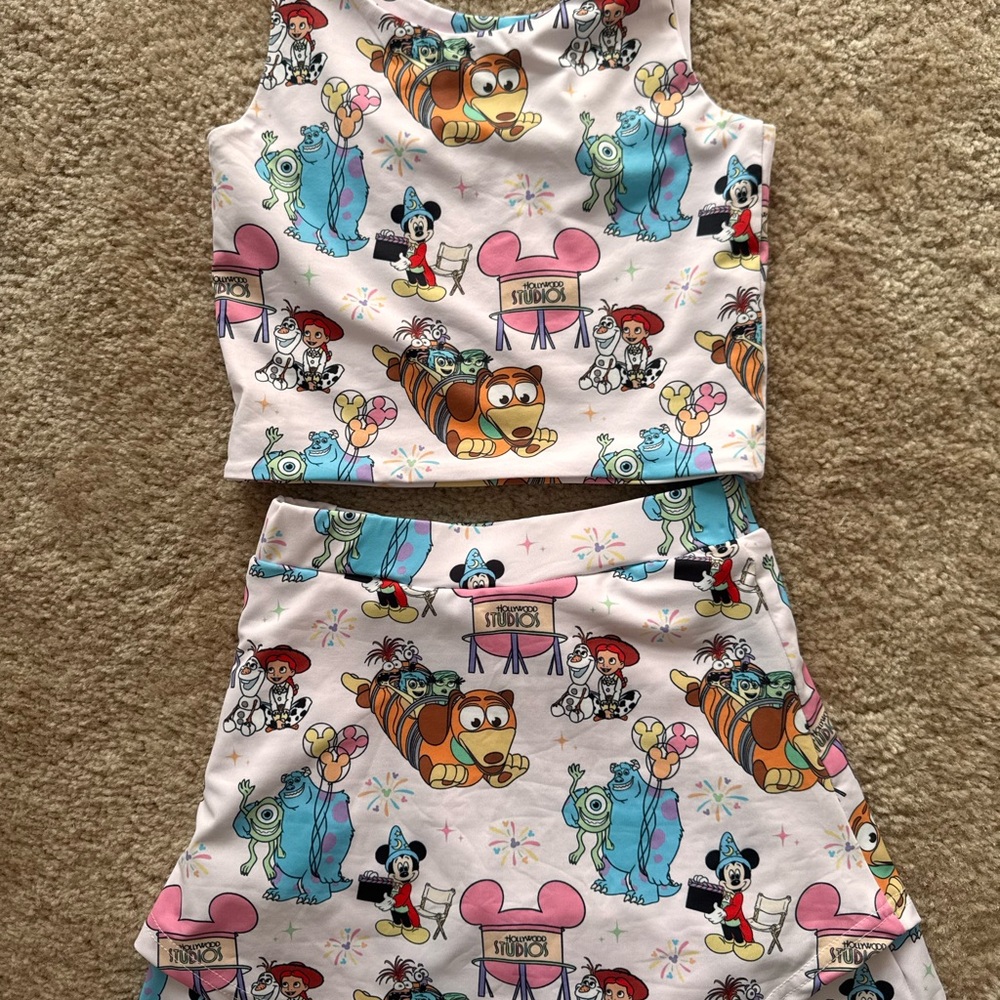 Girls Two Piece Disney Athletic Outfit Size 7 /8 - Hollywood Studios Characters